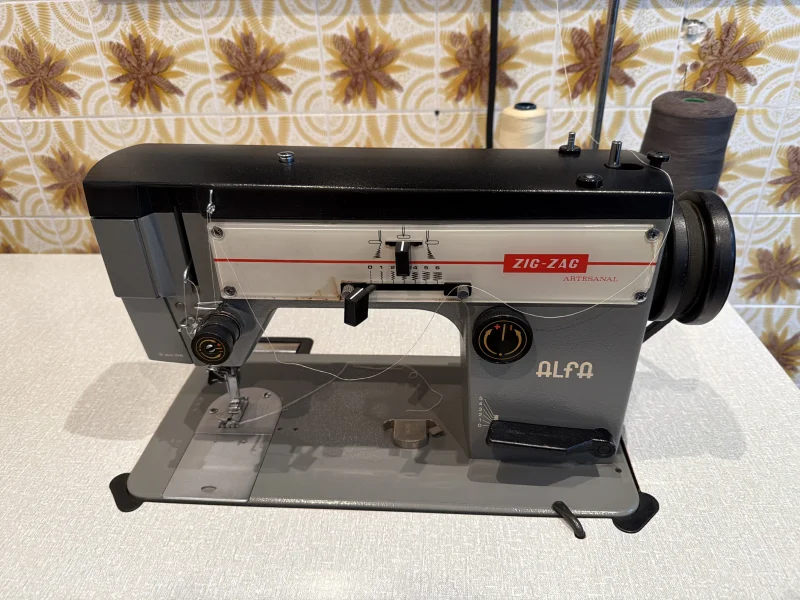 Maquina de costura com bancada Alfa Zig Zag